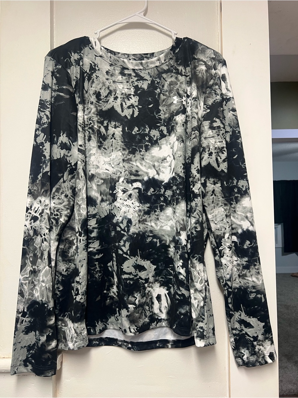 Under Armour Women's Black & White Marble Tie-Dye Long Sleeve Top